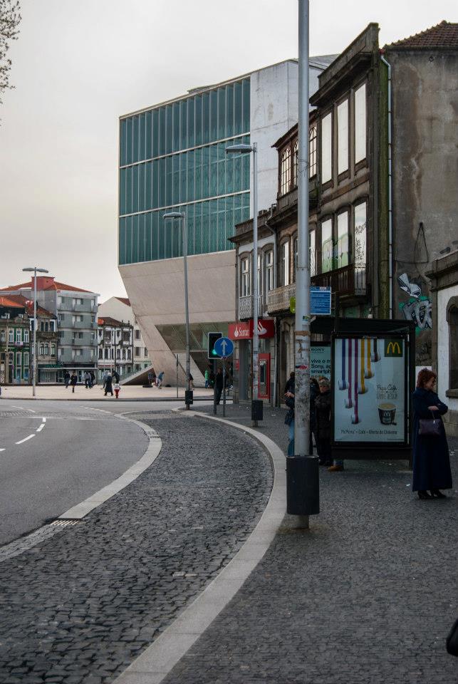La casa da Musica nel contesto urbano della città di Oporto.