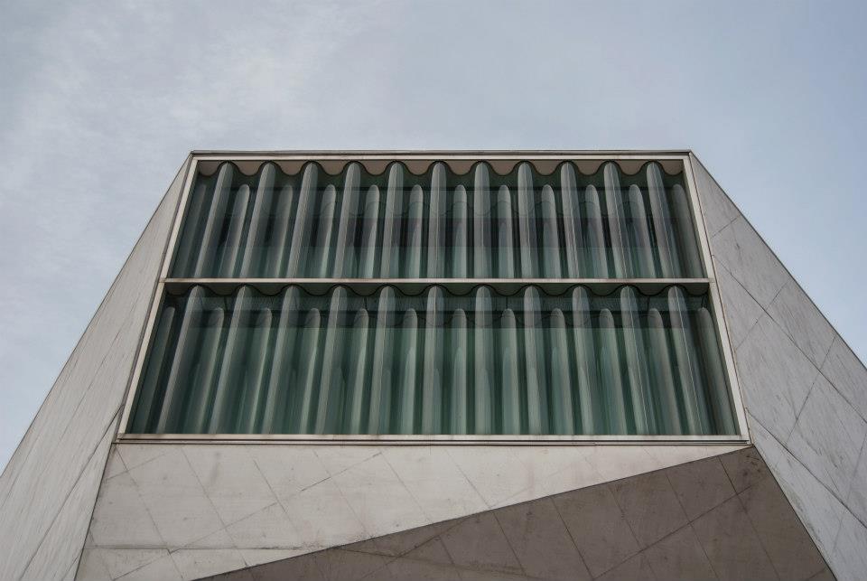 Le grandi aperture in vetro ondulato della Casa da Musica.