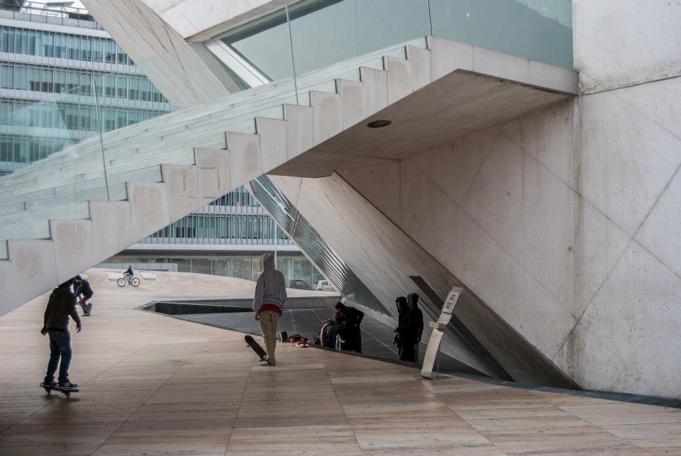 Dettaglio dell'esterno della Casa da Musica e della piazza circostante.