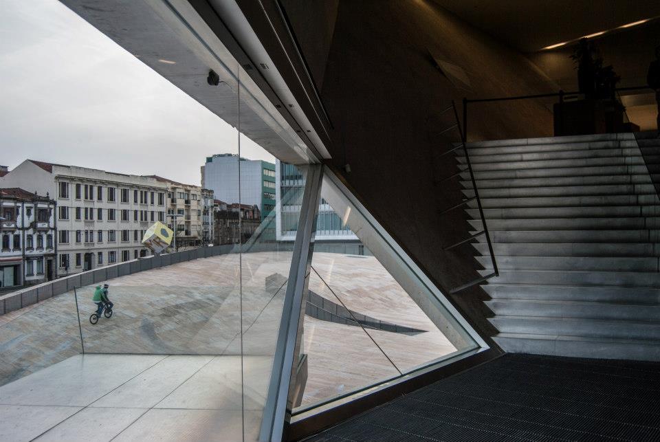 Vista dall'interno della Casa da Musica sulla piazza circostante.