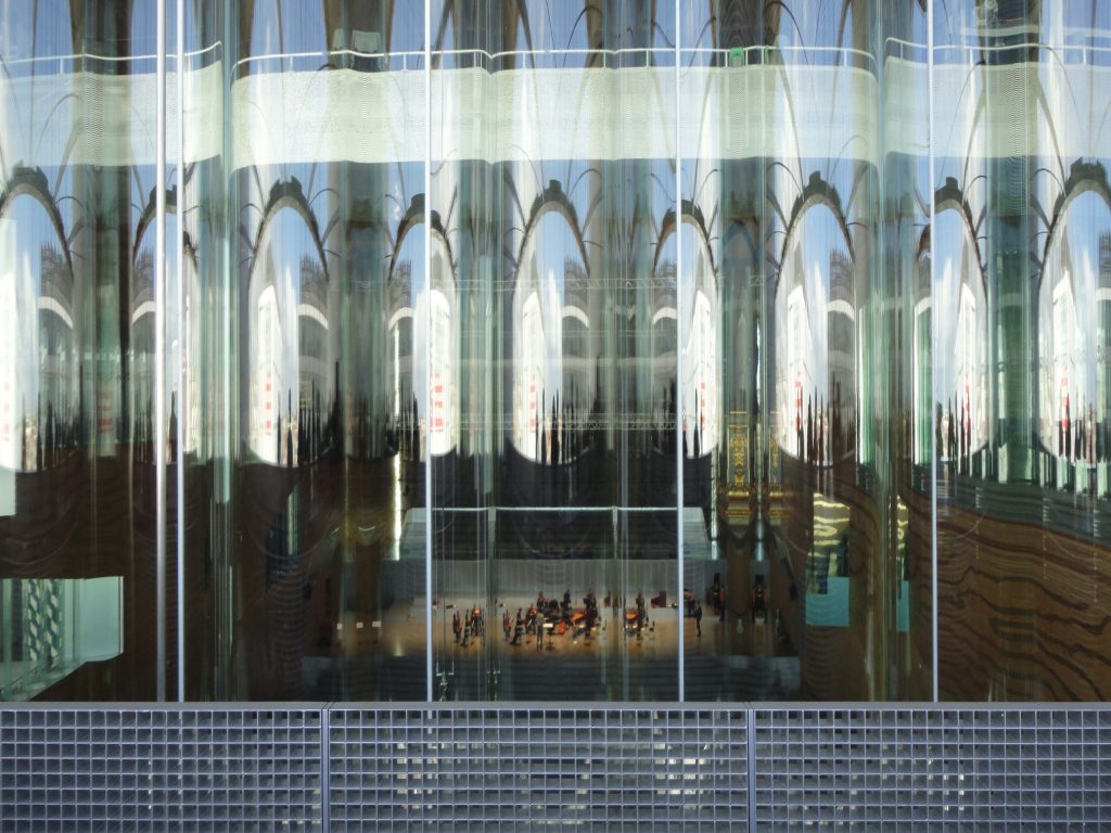 Apertura in vetro ondulato che delimita l'auditorium centrale della Casa da Musica.