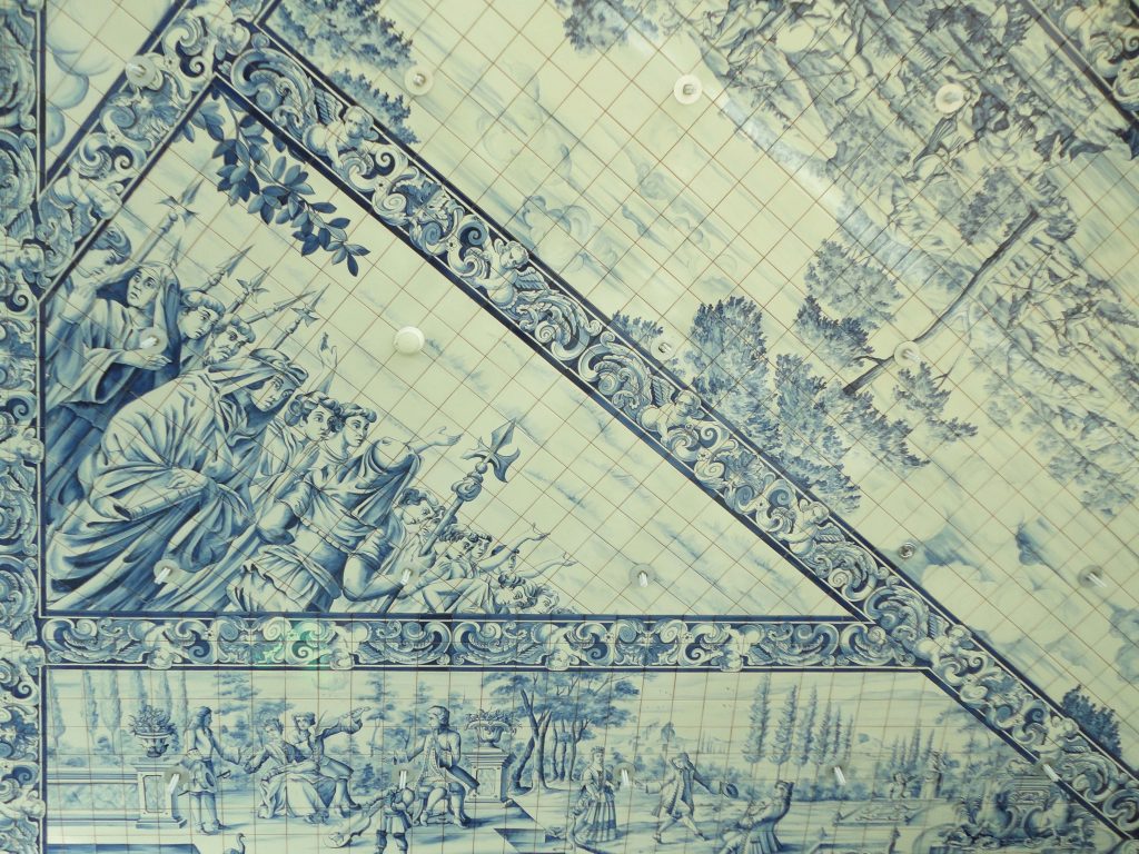 Azulejos rivestono il soffitto e le pareti di una sala della Casa da Musica. 